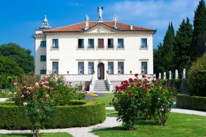 Italia - Veneto - Vicenza - Villa Valmarana ai Nani - Veduta della facciata sud della villa e il giardino all'italiana con i nani sul muro di cinta